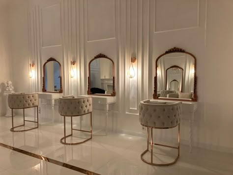 Makeup Studio Interior, Haussmann Interior, Spa Building, Makeup Studio Decor, Hair Salon Interior Design, Creative Studio Space, Beauty Salon Interior Design, Salon Mirrors, Make Up Studio