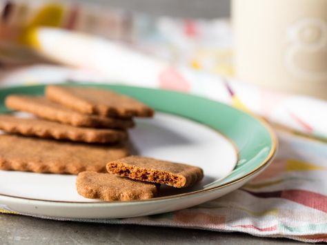 Homemade Biscoff (Belgian Speculoos Cookies) Recipe | Serious Eats Homemade Biscoff, Biscoff Recipes, Speculoos Cookies, Biscoff Cookies, Crispy Cookies, Serious Eats, Jamie Oliver, Tea Cakes, Oven Racks