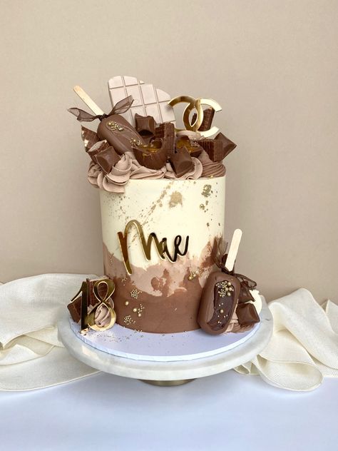 Elegant Chocolate Cake Design, Unique Chocolate Cake Design, Unique Birthday Cake Ideas For Men, Chocolate Drip Cake Birthday, Sprinkle Drip Cake, Cappuccino Cake, Soccer Birthday Cakes, Honeycomb Cake, White Birthday Cakes