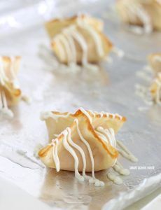 Strawberry Cream Cheese Wontons - 4 ingredient sweet and fluffy strawberry cream cheese mixed with buttery soft baked wonton flavor then drizzled in white chocolate. Strawberry Wonton Desserts, Desert Wontons, Baked Wontons, Cream Cheese Wontons, Cheese Wontons, Wonton Recipes, Smart School, Best Appetizer Recipes, Soft Bakes