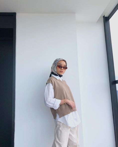 Knitwear Vest Outfit Hijab, Knitwear Vest Outfit, Ootd Vest, Korean Hijab, Ootd Kulot, Outfits Gorditas, Hijabista Fashion, Hijab Fashionista, Vest Outfit