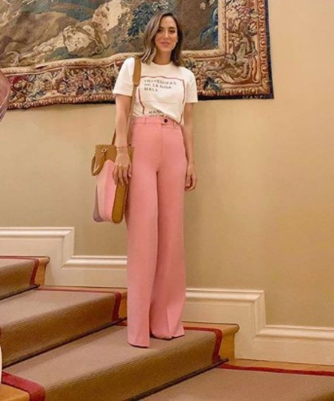 Tamara Falco Style, Falcon Outfit, Deepika Padukone Style, Look Casual Chic, Comfy Casual Outfits, Pink Trousers, Work Looks, Spring Looks, Comfy Outfits