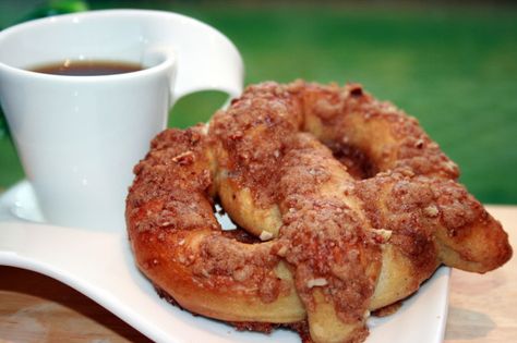 Apple Pie Stuffed Soft Pretzels With Streusel Recipe - Food.com Stuffed Soft Pretzels, Stuffed Pretzels, Streusel Pie, Bread Machines, Pretzel Recipe, Fall Apple Recipes, Pretzel Shape, Apple Strudel, Pretzels Recipe