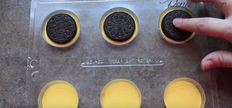 MinionOreos | She Presses Oreos Into a Mold to Create a Beloved Kids’ Character Snack Oreos Dessert, Minion Cake Pops, Grill Cheese Roll Ups, How To Make Bbq, Growing Sweet Potatoes, Bacon Grilled Cheese, Diy Chocolate, Flan Recipe, Diy Desserts