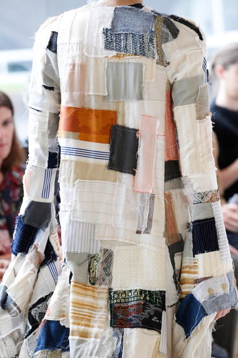 Loewe Spring 2017 Ready-to-Wear collection, runway looks, beauty, models, and reviews. Ropa Upcycling, Upcycled Denim Jacket, Patchwork Fashion, Patchwork Clothes, Upcycle Clothes Diy, Recycled Fashion, Upcycled Fashion, Old Clothes, Upcycled Denim