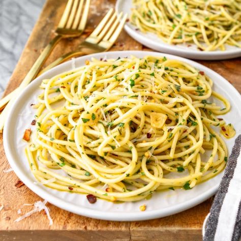 Garlic Pasta Sauce Recipe, Garlic Oil Pasta, Garlic Olive Oil Pasta, Garlic Pasta Recipe, Pasta With Olives, Pasta Aglio E Olio, Oil Pasta, Pasta Aglio, Garlic Pasta Sauce