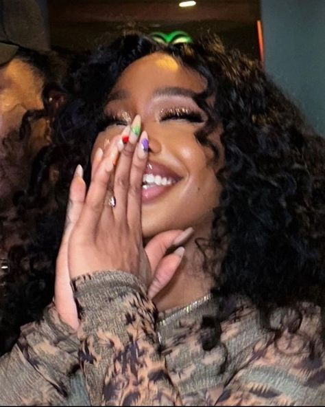 Sza Profile Pics, Sza Pics, Iconic Sza Pictures, Sza Aesthetic Nature, Sza Photos Wallpaper, Old Sza Pics, Aesthetic Sza Photos, Sza Black And White Picture, Sza Aesthetic Portrait