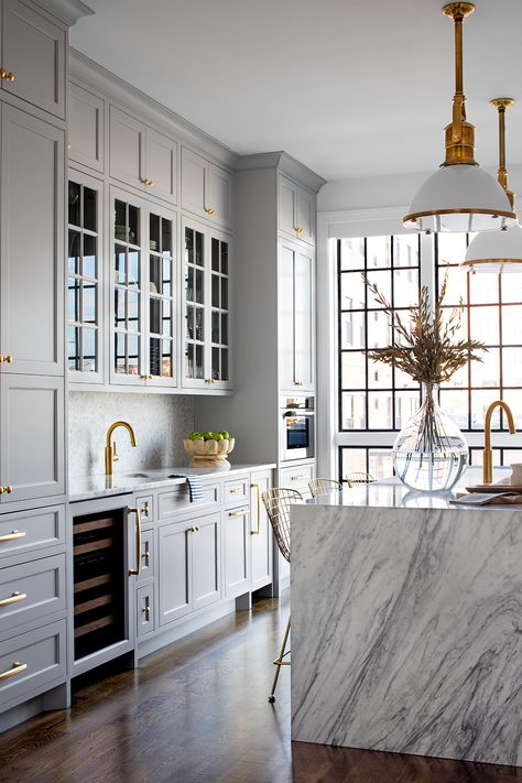 Gold Kitchen Hardware, White Marble Kitchen, Grey Kitchen Designs, Desain Furnitur Modern, Grey Kitchen Cabinets, Grey Kitchens, Kitchen Inspiration Design, Kitchen Marble, Grey Kitchen