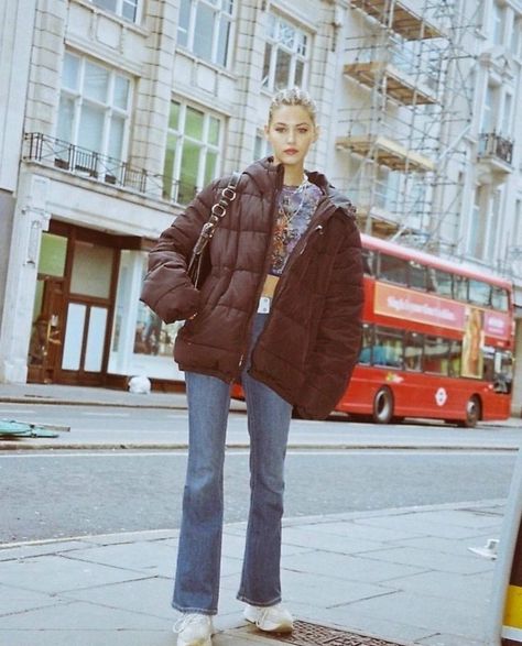 Brown Puffer, Quoi Porter, Skandinavian Fashion, By Any Means Necessary, Jacket Outfit, Winter Fits, Pinterest Fashion, Mode Inspo, How To Pose