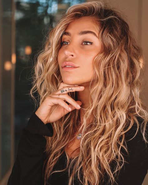 2b Blonde Hair, 2b Curls Haircuts, Medium Length Blonde Curly Hair, Boho Waves Hair, Wavy Hair Balayage, Blonde Balayage Curly Hair Natural, Balayage Wavy Hair, Naturally Wavy Hair Cuts, Wavy Blonde Hair