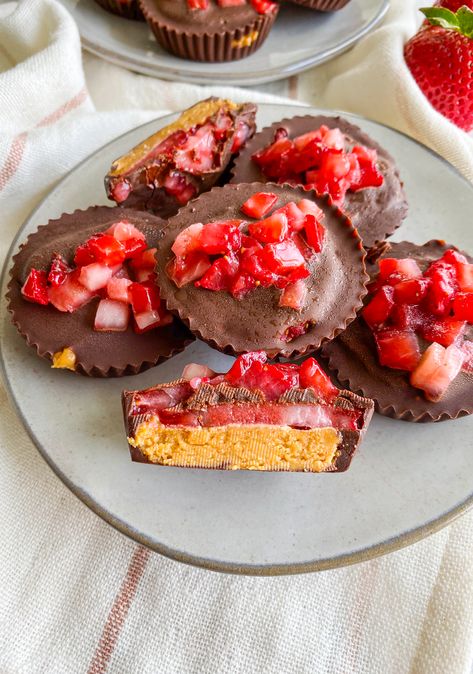 A fun little spin on the classic chocolate peanut butter cup! This simple 6-ingredient dessert is filled with freshly sliced strawberries and peanut butter for a perfect salty & sweet combination. Recipe by Gal Shua-Haim of Something Nutritious.  #californiastrawberries #peanutbuttercups #chocolate #peanutbutter #strawberries #desserts #homemade #easydessert #simplerecipes #nobake #nobakedessert #glutenfree Strawberries Desserts, Strawberry Peanut Butter, Strawberry Shortcake Bars, Desserts Homemade, Strawberry Recipe, Strawberry Shortcake Ice Cream, Chocolate Peanutbutter, Chocolate Slice, Sliced Strawberries