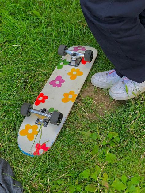 Design For Skateboard, Indie Skateboard Design, Back Of Skateboard Painting, Skate Bord Design Ideas, Painting Ideas On Skateboard, Painting On A Skateboard, Painting My Skateboard, Easy Skateboard Designs, Paint Skateboard Ideas