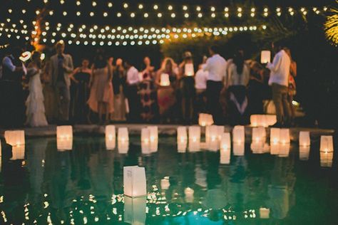 Make the evening of your summer wedding truly beautiful. Learn how to add lighting to your outdoor wedding to create a whimsical feeling that will leave everyone feeling love. Wedding Pool Lanterns, Floating Pond Lights, Pool Decoration Wedding, Floating Pool Lanterns, Floating Lights In Pool, Pool Lanterns, Pool Side Wedding, Evening Pool Party, Backyard Wedding Pool