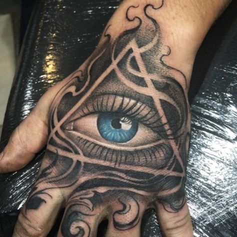 Top 100 de Tatouages sur la Main pour Homme | TATOUEZ #tatouage #tatouagehomme Illumanti Tattoos, All Seeing Eye Tattoo Design, Hand Tattoos Men, Hand Eye Tattoo, Seeing Eye Tattoo, Ojo Tattoo, Tattoo Main, Best Tattoo Ideas For Men, Egyptian Eye Tattoos