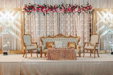 Indian Stage Decor, Elegant Wedding Decorations, Outdoor Night Wedding, Indian Wedding Decorations Receptions, Wedding Table Setup, Rose Gold Wedding Decor, Reception Stage Decor, Decor For Wedding, Wedding Stage Backdrop