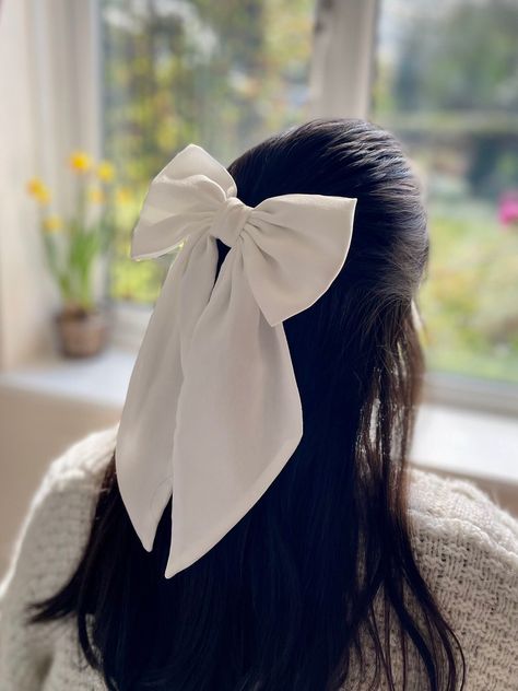 Premium quality satin with velvet textured medium sailor hair bow with pointed tail. This beautiful hair bow is an ideal hair accessory for wearing to a special occasion or even everyday wear. It is perfect as a bridal hair bow.  They are handmade with love and care from  high quality fabric in our studio in England. 📍Available in different attachments: ✅Barrette  ✅Comb Slide ✅Alligator Clip 📍If you need this in a different attachment that isn't listed, please feel free to message me.  📏Bow m Cute Accesories Aesthetic For Hair, Big White Bow Hair, White Hair Bow Aesthetic, White Bows In Hair, How To Do A Bow In Your Hair, White Bow In Hair, How To Make Bows For Hair, Comb Aesthetic, Bows In Hair