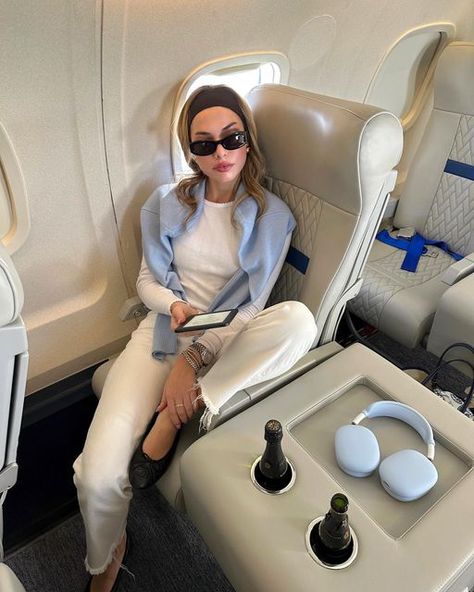 KIT CLEMENTINE KEENAN on Instagram: "Bahamas weekend begins 🤍✨🛩️🥂" Sweater Over Shoulders, Clean Girl Winter, Kit Keenan, Airport Look, Airpods Max, London Spring, Pink Tote, Fall Fits, Airport Style