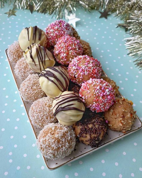 Caramilk Truffles Biscuit Truffles, Truffle Ideas, Vj Cooks, Raspberry No Bake Cheesecake, Sticky Date Pudding, Christmas Truffles, Apple Crumble Recipe, Caramel Truffle, Soft Christmas