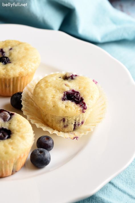 These muffins are loaded with blueberries and lemon. Their miniature size makes them perfect as a snack, and with only one bowl, clean up is a breeze! Blueberry Muffins Sour Cream, Muffins Sour Cream, Blueberry Mini Muffins, Mini Muffin Recipe, Snickerdoodle Muffins, Blueberry Lemon Scones, Puff Pastry Crust, Lemon Scones, Berry Muffins