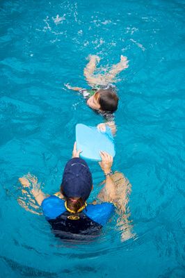 Swim Instructor Aesthetic, Baby Swimming Lessons, Swim Technique, Swim Instructor, Home Pool, Teacher Aesthetic, Swimming Classes, Swimming Pool House, Pool Steps