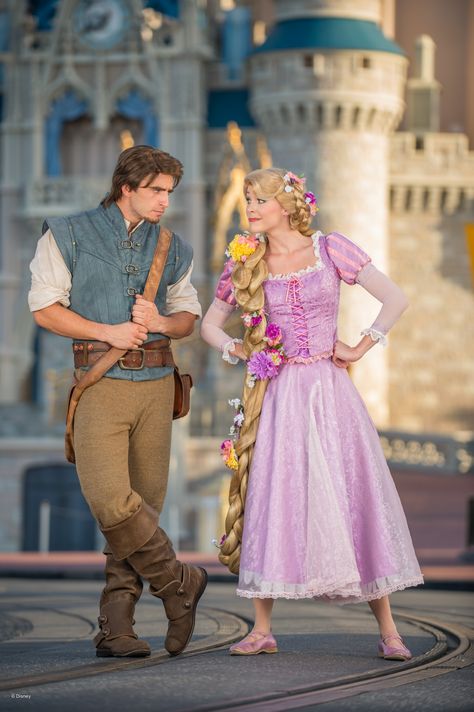 Tangled Cosplay, Disney Movie Trivia, Rapunzel Cosplay, Rapunzel Costume, Rapunzel And Flynn, Costume Disney, Rapunzel And Eugene, Disney World Characters, Disney Face Characters