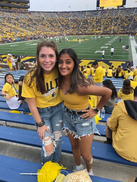 #gameday #michiganfootball #tailgateoutfit #michiganwolverines University Of Michigan Tailgate Outfit, University Of Michigan Game Day Outfit, Michigan Wolverines Game Day Outfit, Michigan Wolverines Outfit, University Of Michigan Sweatshirt, Tailgate Outfit, Michigan Football, Game Day Outfit, University Of Michigan