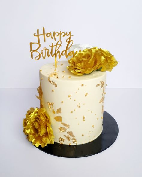 Tall white buttercream cake with gold flowers, gold leaves and gold sprinkles. White Buttercream Cake, Cake With Gold, Best Cupcakes, White Birthday Cakes, 60th Bday, Treat Table, Gold Sprinkles, White Buttercream, Gold Cake