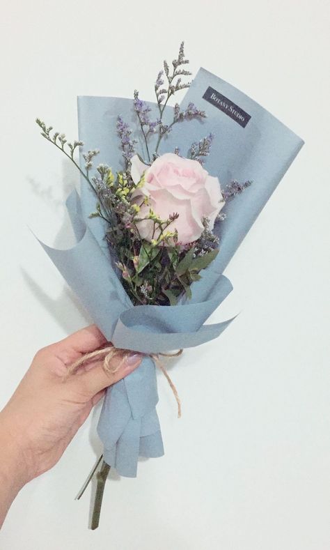 Carousell - Snap to List, Chat to Buy Single Stalk Bouquet, Small Flower Bookey, Cheap Flower Bouquet, One Flower Bouquet Gift, Bouket Flowers Aesthetic, Small Flower Bouquet Aesthetic, Small Bouquet Of Flowers Aesthetic, Bouket Flowers Gift, Single Flower Bouquet Gift