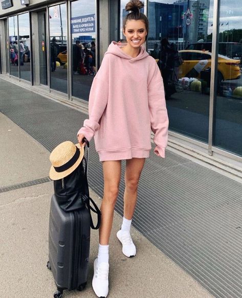 @mood_passion via 📸 @katyaa_golden Outfits With Oversized Hoodies, Hoodies And Shorts, Oversized Sweater Outfit, Oversized Hoodies, Buy Hoodies, Hoodies For Women, Stunning Outfits, Traditional Fashion, Oversized Hoodie