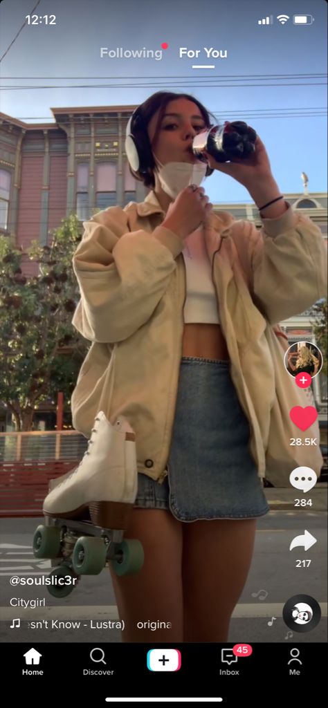 Oversized Jacket And Skirt Outfit, Oversized Jacket Skirt Outfit, Tan Windbreaker Outfit, Cream Windbreaker Outfit, Windbreaker Skirt Outfit, Oversized Tan Jacket Outfit, Tan Jeans Outfit Aesthetic, Jeans Skort Ootd, Tan Skort Outfit