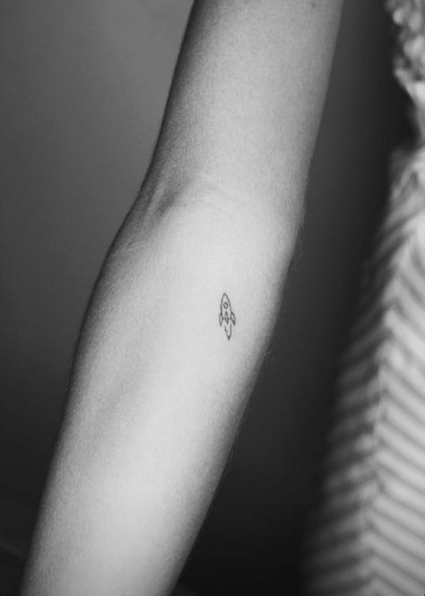 Rocket Ship Tattoo, Spaceship Tattoo, Rocket Tattoo, Space Tattoos, Minimal Tattoo Ideas, Astronaut Tattoo, Finger Tats, Planet Tattoos, Ship Tattoo