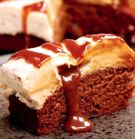 Sticky toffee pudding cheesecakeghkuk Perfect Cheesecake Recipe, Toffee Cheesecake, Delicious Cheesecake Recipes, Pudding Cheesecake, British Desserts, Chocolate Cheesecake Recipes, Baked Cheesecake Recipe, Toffee Pudding, Sticky Toffee Pudding