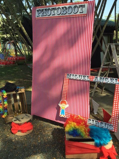 Carnival Birthday Party Photo Booth, Spring Carnival Decorations, Carnival Photo Booth Ideas, Circus Party Diy, Carnival Party Decor, Carnival Games Kids, Photo Booth Carnival, Circus Photobooth, Carnival Photobooth