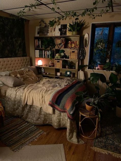 Nature Apartment Aesthetic, Bedroom Witchy, Grunge Bedroom, Dream Bedroom Inspiration, College Dorm Room Decor, Chill Room, Fall Living Room, Room Redesign, Grunge Room