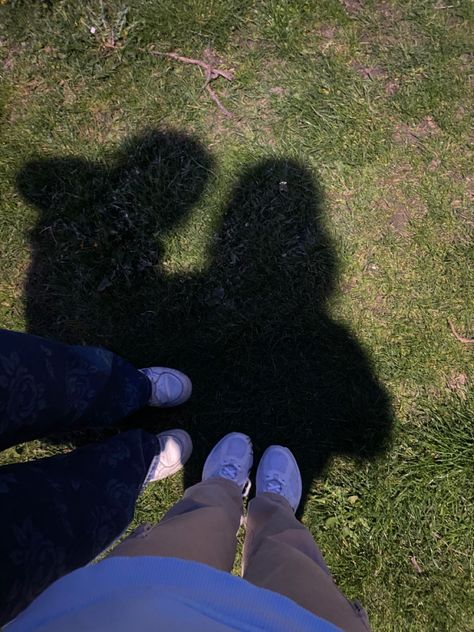 Bestie Shadow Pics, Lamp Photo, Shadow Photos, Shadow Pictures, Shoes Photo, Cute Friend Photos, Portrait Photography Poses, Photo Idea, Cute Friends