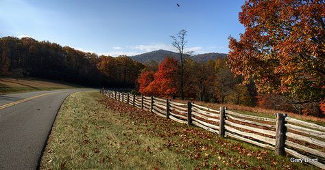 Blue Ridge Parkway in Floyd County, Virginia. Floyd County, Skyline Drive, Appalachian Mountains, Blue Ridge Parkway, Blue Ridge, City Skyline, Small Towns, Desktop Wallpaper, Virginia