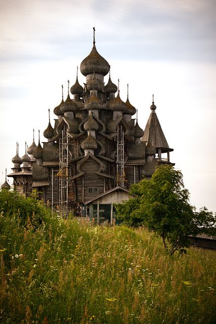 The wooden cathedral on Kizhi Island, Russia (by iamfisheye). Residence Architecture, Wooden Building, Russian Architecture, Beautiful Castles, Place Of Worship, Abandoned Buildings, Old Buildings, Beautiful Architecture, Beautiful Buildings