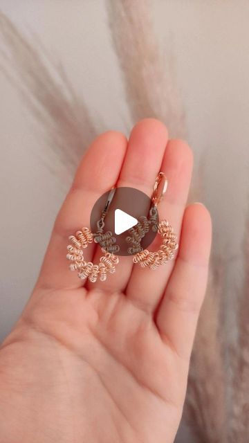 Talleres de Alambrismo y Soutache on Instagram: "Tutorial Aretes coiling ✨  Materiales: Alambre calibre 20  Alambre calibre 26 Coiling gizmo  Alicates básicos  Mandril 1/2 pulgada  Realiza una argolla con ayuda de tu mandril 1/2 pulgada. Introduce el resorte en 40 cms de alambre calibre 26 previamente ajustados en tu argolla con 4 vueltas. Luego enrolla cuidadosamente y al llegar al otro extremo ajusta con 4 vueltas también.  Realiza una argolla con tu pinza punta redonda fina y coloca una base de tu preferencia   Y si quieres aprender qué mas puedes crear con tu herramienta de coiling gizmo únete a mi curso presencial o aprende desde casa con la clase en modalidad grabada paso a paso y sin límite de visualizaciones!   Para más información envía un mensaje o escribe directamente al link de Instagram Tutorial, On Instagram