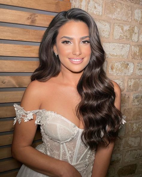 Bridal Glamour Waves, Wedding Hairstyles Latina, Down Style Wedding Hair, Celebrity Bridal Hair, Bridal Hairstyle Long Hair, Bridal Shower Hair And Makeup, Glam Wedding Hair With Veil, Hair Down For Bride, Latina Bride Hairstyles