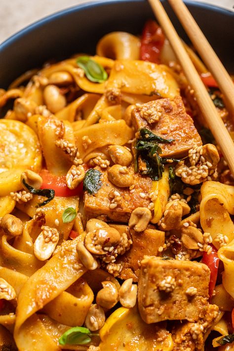 Vegan Thai Noodles, Vegan Thai Recipes, Thai Vegan, Thai Recipes Noodles, Tofu Pad Thai, Thai Peanut Noodles, Spicy Thai Noodles, Vegetarian Noodles, Vegetarian Thai