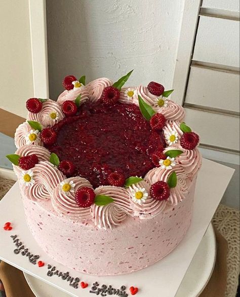 Pastel Bday Cake, Pretty Simple Birthday Cakes, Raspberry Decorated Cake, Cake Auction Ideas, Cake Decorating Aesthetic, Birthday Cake Flavor Ideas, Decorated Cheesecake, Different Cake Designs, Cherry Birthday Cake