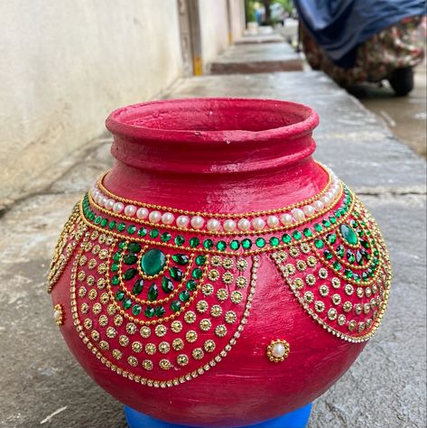 Pot Decorating Ideas, Kalash Decoration, Alternative Wedding Cakes, Pot Decor, Thali Decoration Ideas, Chocolate Cake Designs, Painting Styles, Mehndi Designs Bridal Hands, Latest Henna Designs