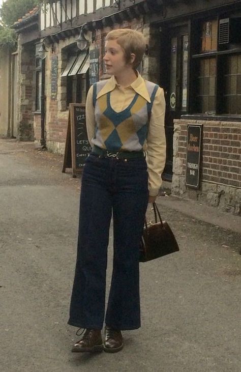 Skinhead Girl, 60s 70s Fashion, Walking Down The Street, 60s And 70s Fashion, 70s Inspired Fashion, 70s Outfits, Estilo Hippie, Look Retro, 1970s Fashion