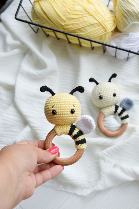 Crochet Bee Mobile, Crochet Baby Announcement, Baby Accessories Crochet, Crochet Rattles Free Pattern, Crochet Baby Rattles Free Pattern Toys, Baby Crochet Toys, Crochet Baby Teether, Amigurumi Decor, Baby Toys Crochet