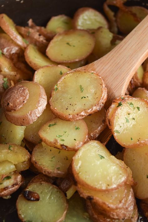 Skillet Red Potatoes, Pan Fried Red Potatoes, Potatoes Cakes, East Meals, Fried Red Potatoes, Russet Potato Recipes, Pan Fried Potatoes, Fried Potatoes Recipe, Fry Food