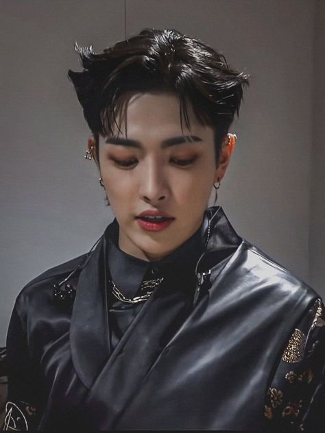 Hongjoong Black Hair, Yun Yun, Men Hairstyle, Hongjoong Ateez, Kim Hongjoong, Hair Highlights, Cool Artwork, Pop Group, Kpop Idol