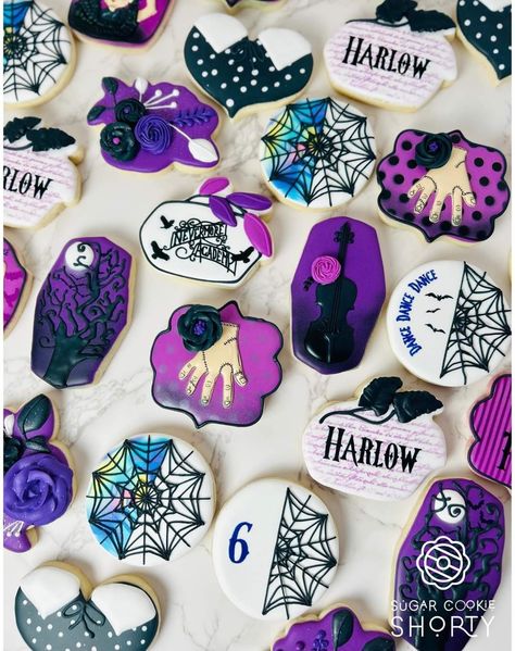 Wednesday Birthday Cookies, Wednesday Addams Cupcake Ideas, Wednesday Addams Cookies, Wednesday Cookies, Decorative Desserts, The Best Christmas Cookies, Wednesday Birthday, Wednesday Party, Twins Party