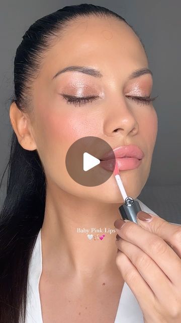 Jacinta Spencer on Instagram: "Baby Pink Lips 🎀🤍💕
•
@charlottetilbury lipstick red carpet pink
@armanibeauty Prisma glass gloss 02
•
•
#makeup #makeuptutorial #makeupartist #lipgloss #pinklips #softglam #easymakeup" Soft Pink Lips, Pale Pink Lip Combo, Pink Lips Glossy, Pale Pink Lip Gloss, Light Pink Glossy Lips, Lips