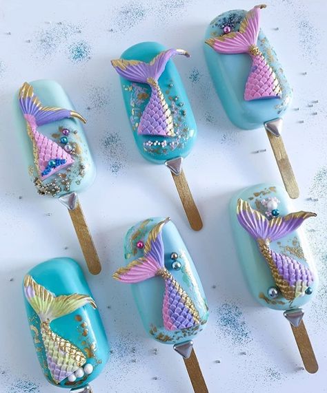 Aesthetically Pleasing Cakes 😍 on Instagram: “Such perfect looking cakesicles by @nataliescakesandcreations 🧜‍♀️💙💕💎 Happy Sunday! 🐠 ⚡️ ⚡️ ⚡️ ⚡️ #mermaidtails #cakesicles…�” Mermaid Cakesicles Ideas, Beach Cakesicles, Mermaid Cake Pops, Lil Mermaid, Rainbow Mermaid, Covered Oreos, Baking Cakes, Themed Desserts, Mermaid Cakes