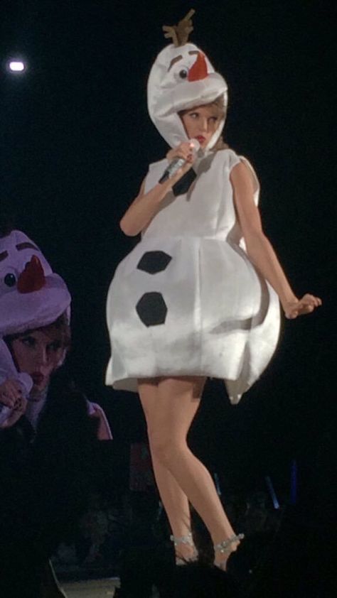 Taylor Swift became Olaf and sang and danced around onstage and she is the cutest ever. XD Funny Taylor Swift Costumes, Taylor Swift Snowman, Taylor Swift Olaf Costume, Taylor Swift Olaf, Taylor Swift Disney, Olaf Halloween, Olaf Costume, Taylor Swift Costume, Taylor Swift Dress